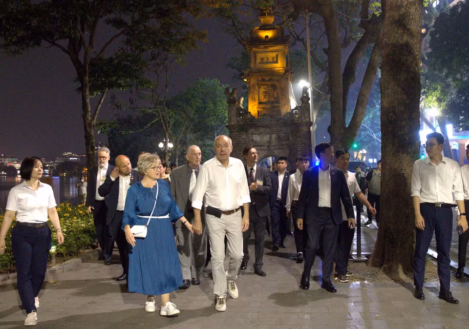 匈牙利总统舒尤克·道马什偕夫人漫步环剑湖。图自 越通社