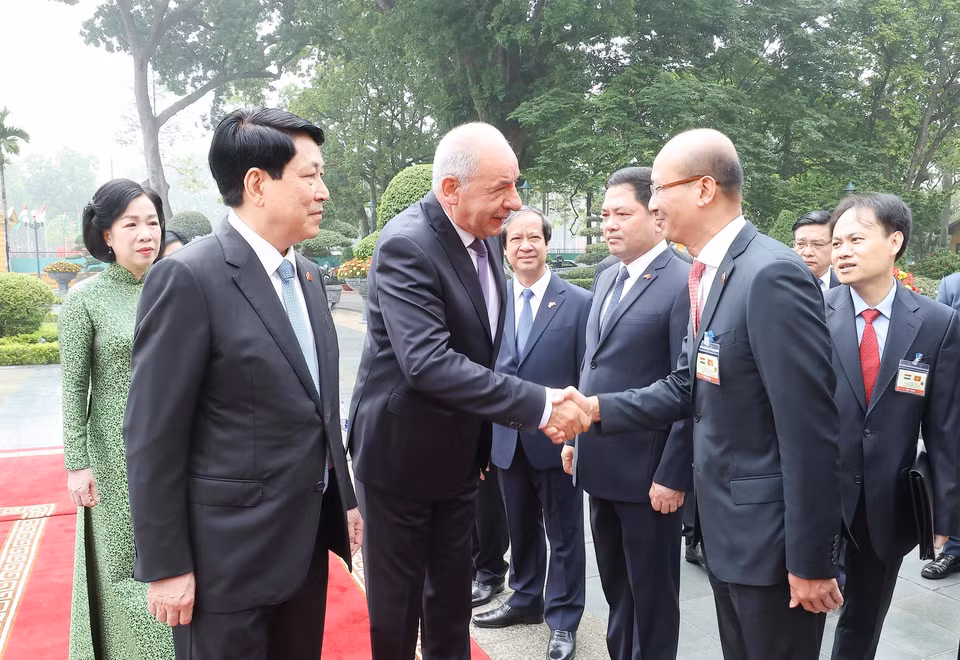 国家主席梁强向匈牙利总统舒尤克·道玛什介绍越南代表团成员。图自 越通社