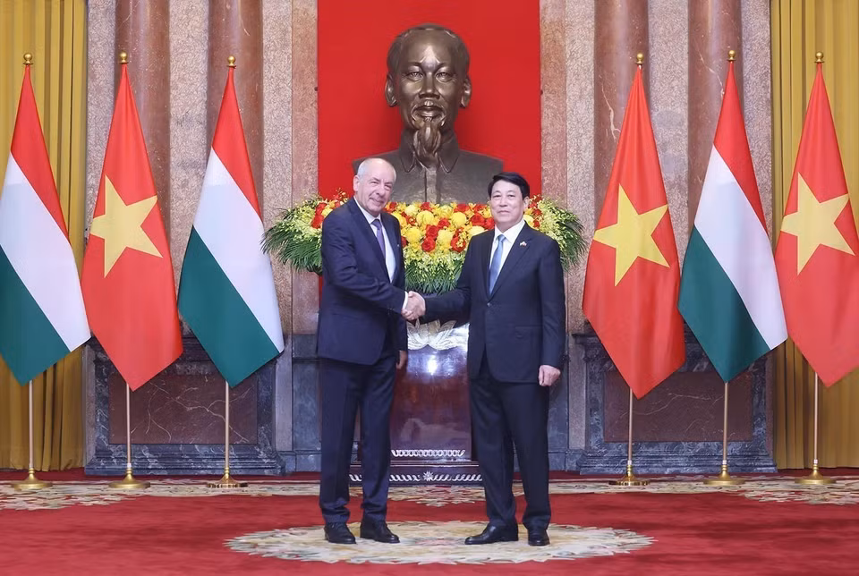 国家主席梁强与匈牙利总统舒尤克·道玛什合影留念。图自 越通社