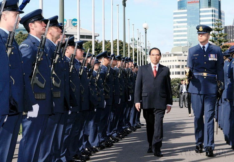2009年9月10日,新西兰为对该国进行正式访问的越共中央总书记农德孟举行欢迎仪式。图自越通社