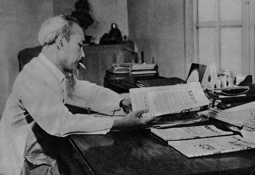 1954年和平初期,胡志明主席在主席府内抽空阅读报纸。图自 越通社