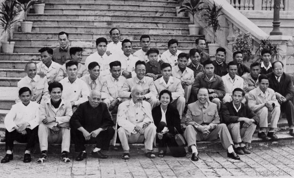 1960年，在越南劳动党第三次全国代表大会期间，胡志明主席、国家副主席尊德胜与长征同志一同与报道大会的新闻工作者合影留念。图自 越通社