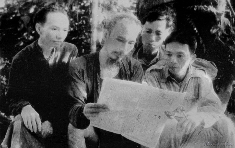 1947年,在太原省的越北安全区,胡志明主席与长征、黎德寿、武元甲等同志一同阅读报纸。图自 越通社