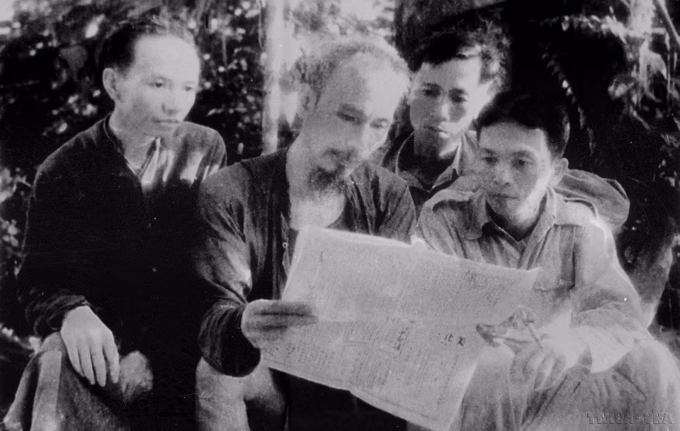 1947年，在太原省的越北安全区，胡志明主席与长征、黎德寿、武元甲等同志一同阅读报纸。图自 越通社