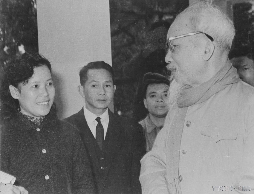 1964年4月26日,在第三届国会选举期间,胡志明主席亲切指导越南通讯社记者如何撰写新闻和报道选举信息。图自 越通社
