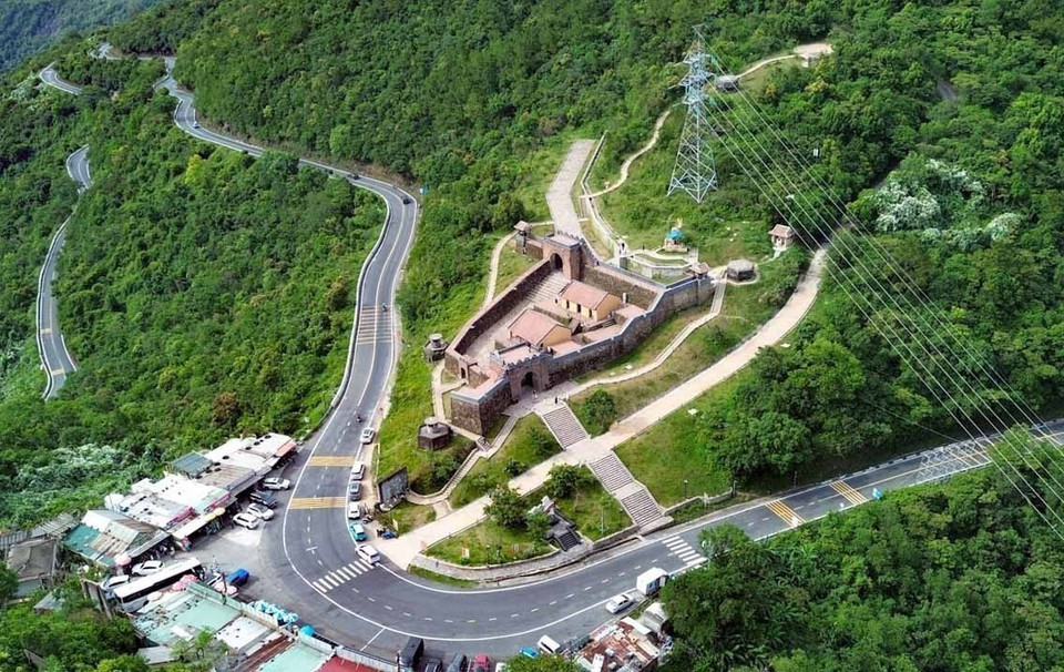 从关隘之巅望去，盘旋蜿蜒的山道尽收眼底——这是越南最美、也最险峻的沿海公路之一。图自 越通社