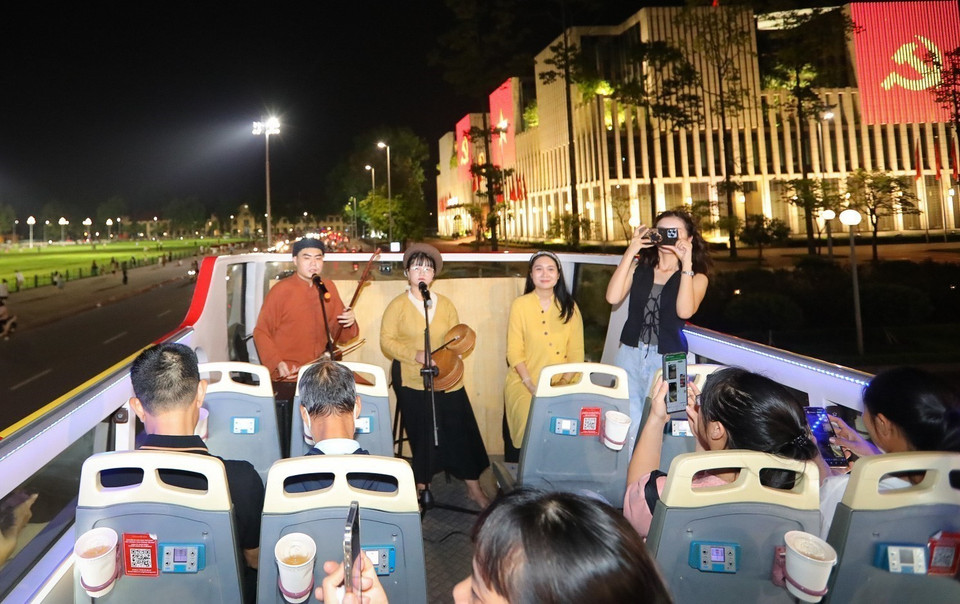 传统盲人曲与流行音乐融合创新，让这门传统艺术更容易接近观众。除了欣赏盲人曲外，游客还有机会了解电车内盲人曲的来龙去脉，享受昔日重来空间以及亲手体验打击越南传统乐器。图自越通社