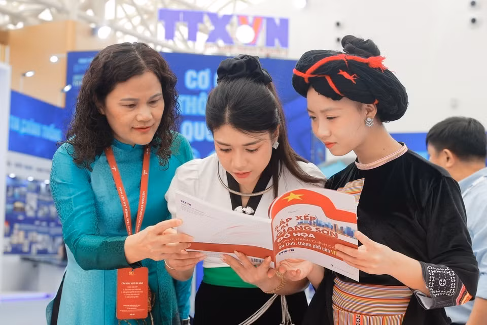 观众参观越通社展区。图自 越通社