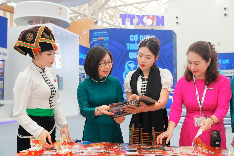 观众参观越通社展区。图自 越通社