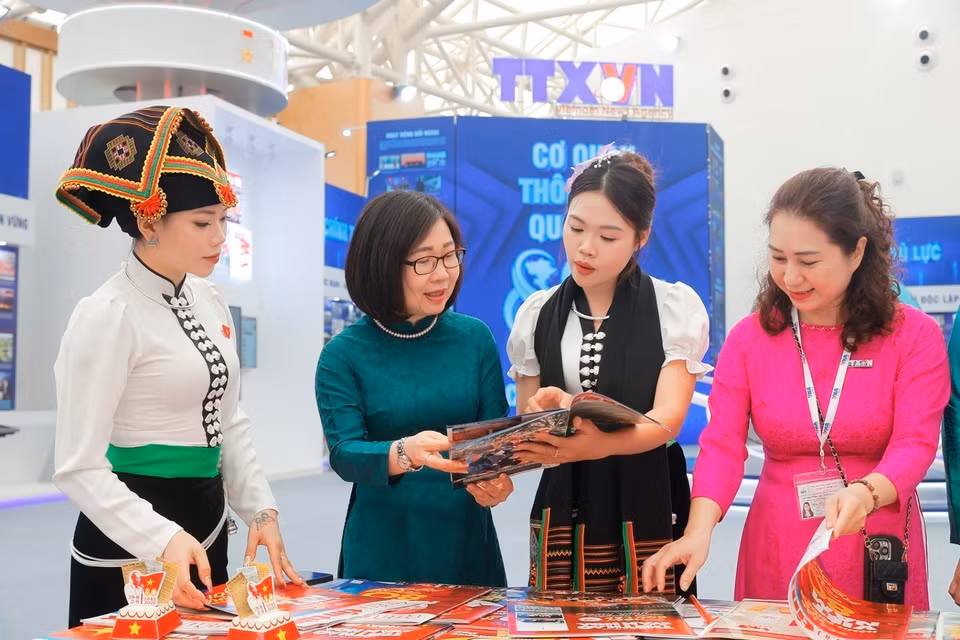 观众参观越通社展区。图自 越通社