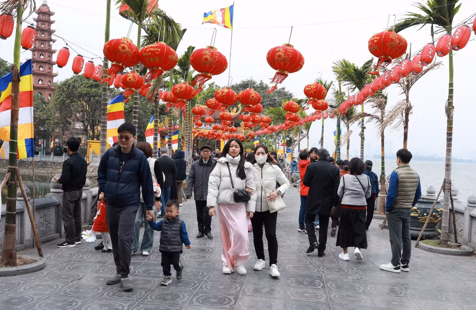 大年初一清晨，河内市民前往镇国寺敬香祈福，祈愿新年吉祥如意。图自 越通社