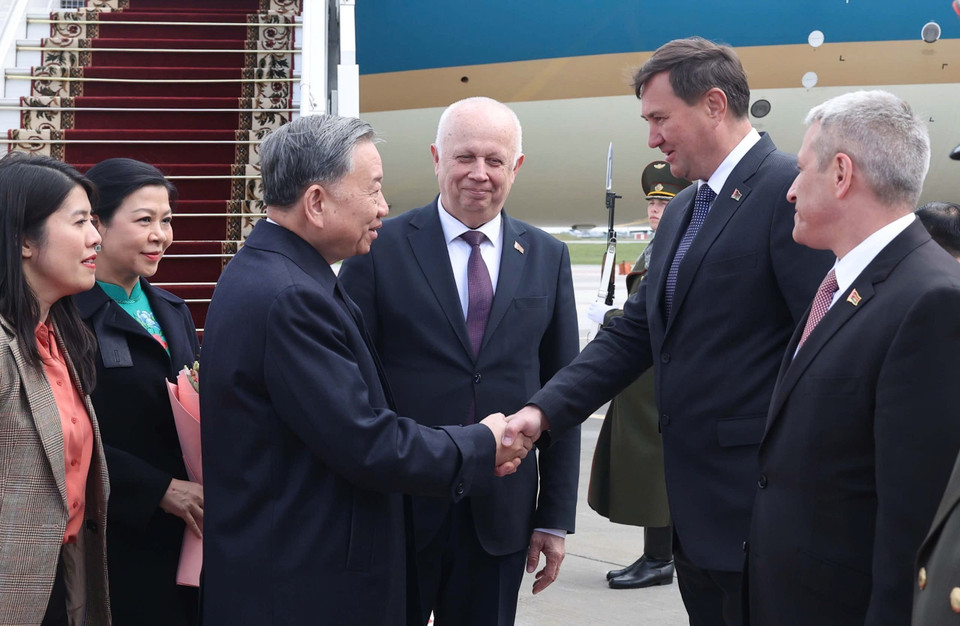 白俄罗斯副总理阿纳托利·西瓦克及多位政府官员来到明斯克国际机场迎接苏林总书记及夫人一行。图自 越通社