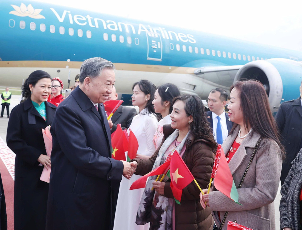 旅白越南人社群代表来到明斯克国际机场迎接苏林总书记及夫人一行。图自 越通社