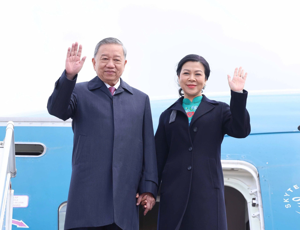 苏林总书记与夫人抵达明斯克首都，开始对白俄罗斯进行国事访问。图自 越通社