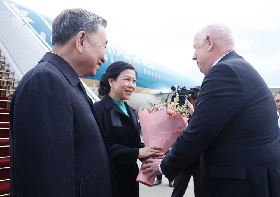 白俄罗斯副总理阿纳托利·西瓦克及多位政府官员来到明斯克国际机场迎接苏林总书记及夫人一行。图自 越通社