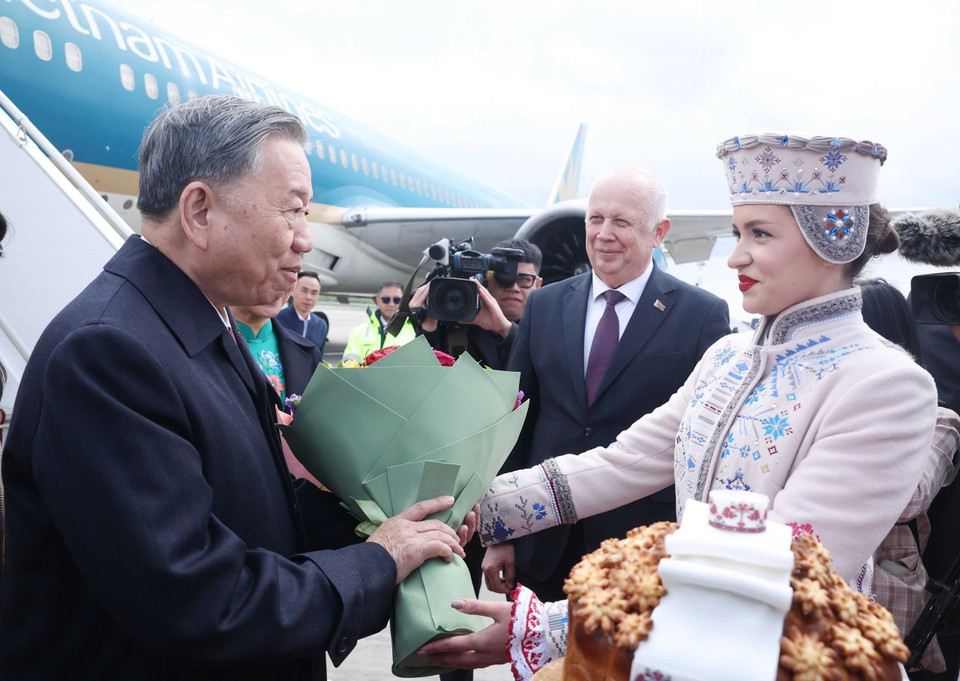 身着传统服饰的白俄罗斯少女献花欢迎苏林总书记及夫人到访。图自 越通社