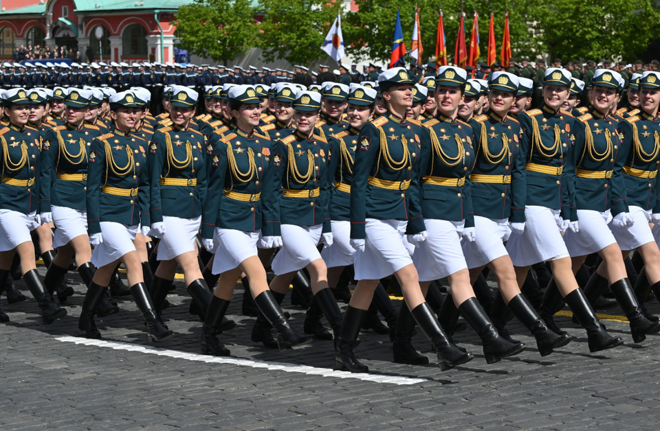 俄罗斯女兵士参加在俄罗斯符拉迪沃斯托克举行纪念反法西斯战争胜利阅兵式。图自越通社