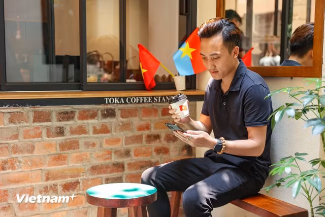 四月底，走进咖啡馆时，鲜艳的金星红旗悬挂在门面上，给食客带来了一种无比的自豪感。图自 越通社