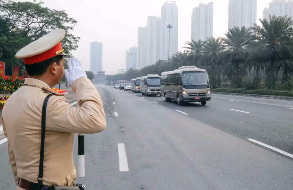 车队行经升龙大道，返回国家会议中心。图自 越通社