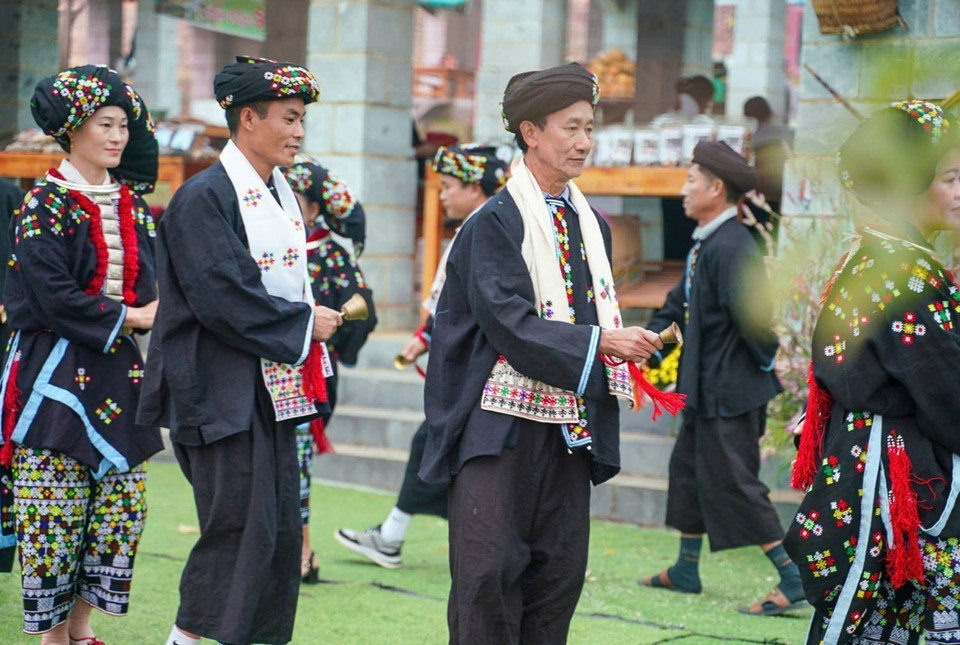 前瑶族男性的传统服饰以靛蓝色为主色调,展现出深沉、质朴的美感。图自 越通社