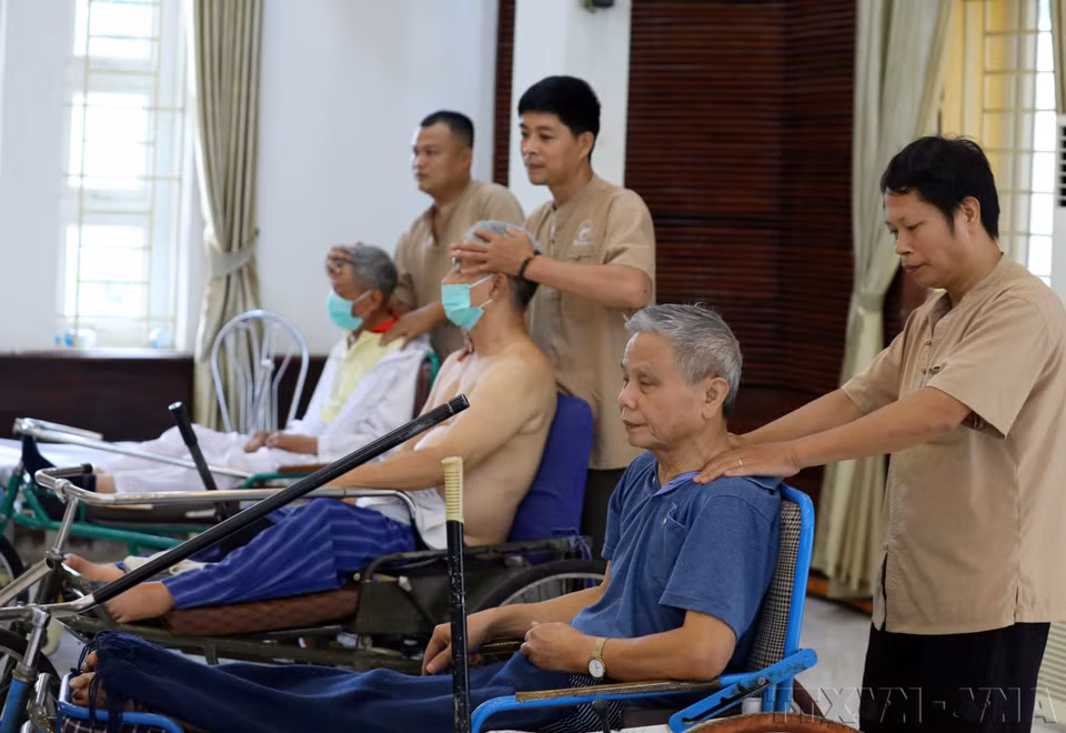 2022年7月，越南脊柱手法疗法健康护理中心联合北宁省顺城优抚对象培训中心，共同为伤残军人和伤病退役军人提供功能康复支持。图自 越通社