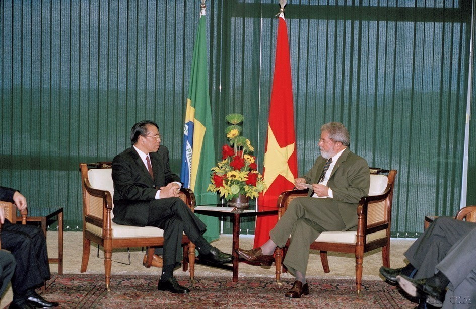 2007年5月29日，在巴西里约热内卢，巴西总统路易斯·伊纳西奥·卢拉·达席瓦尔与对巴西进行正式访问的越共中央总书记农德孟举行会谈。双方一致同意将两国关系提升至全面伙伴关系。图自 越通社