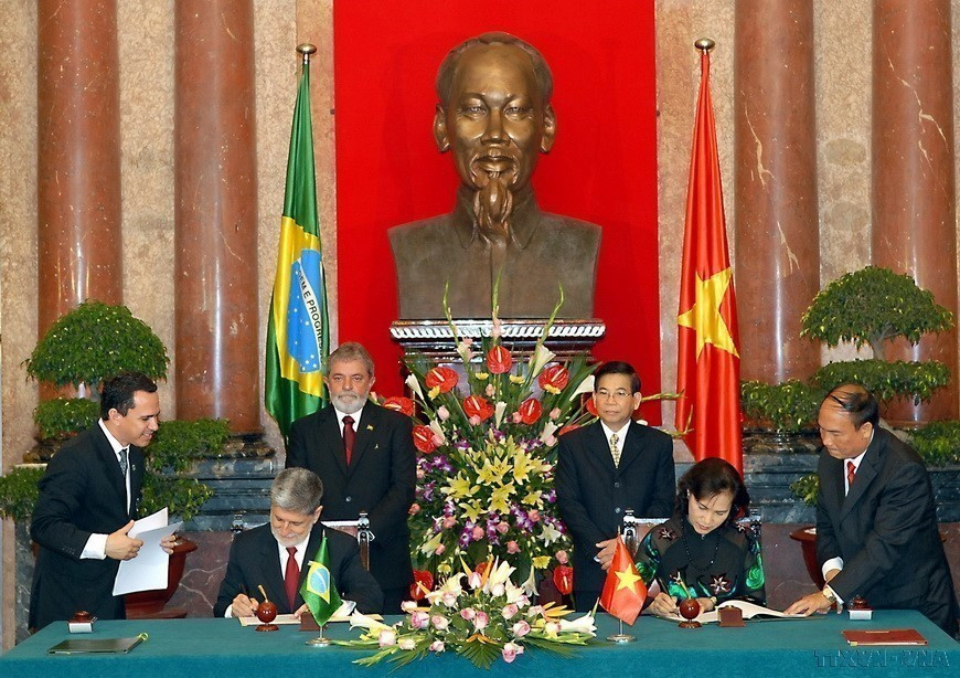 2008年7月10日，在河内，时任越南国家主席阮明哲与巴西总统路易斯·伊纳西奥·卢拉·达席瓦尔共同见证两国政府间关于抗击贫困的合作备忘录签署仪式。图自 越通社