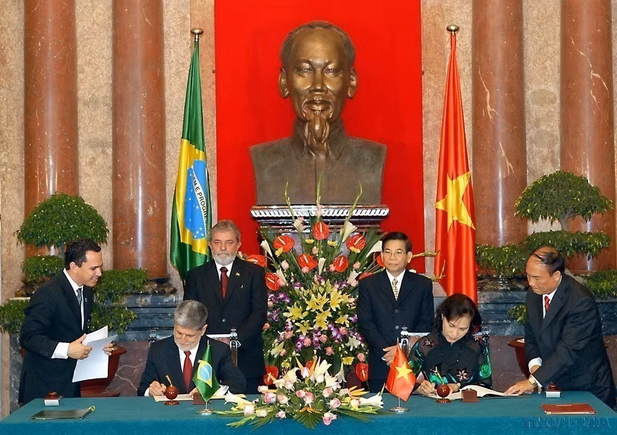2008年7月10日，在河内，时任越南国家主席阮明哲与巴西总统路易斯·伊纳西奥·卢拉·达席瓦尔共同见证两国政府间关于抗击贫困的合作备忘录签署仪式。图自 越通社