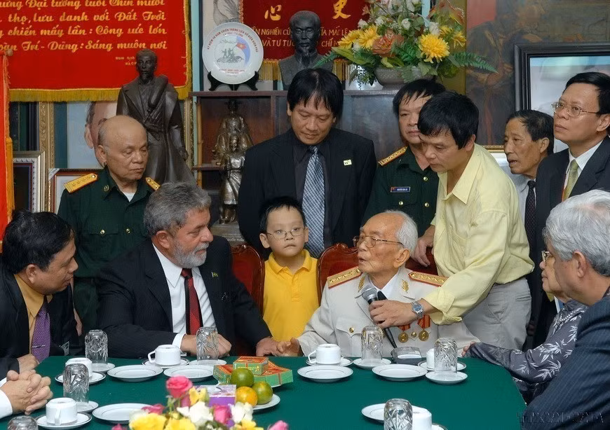 2008年7月10日，巴西总统路易斯·伊纳西奥·卢拉·达席瓦尔在访问越南期间，前往武元甲大将私宅拜访。图自 越通社