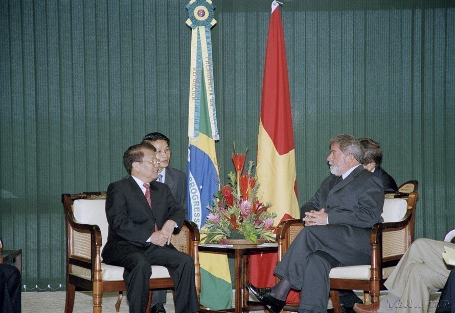 2004年11月16日至17日，越南国家主席陈德良对巴西进行正式访问。巴西总统路易斯·伊纳西奥·卢拉·达席瓦尔举行欢迎仪式，并与陈德良主席举行会谈。图自 越通社