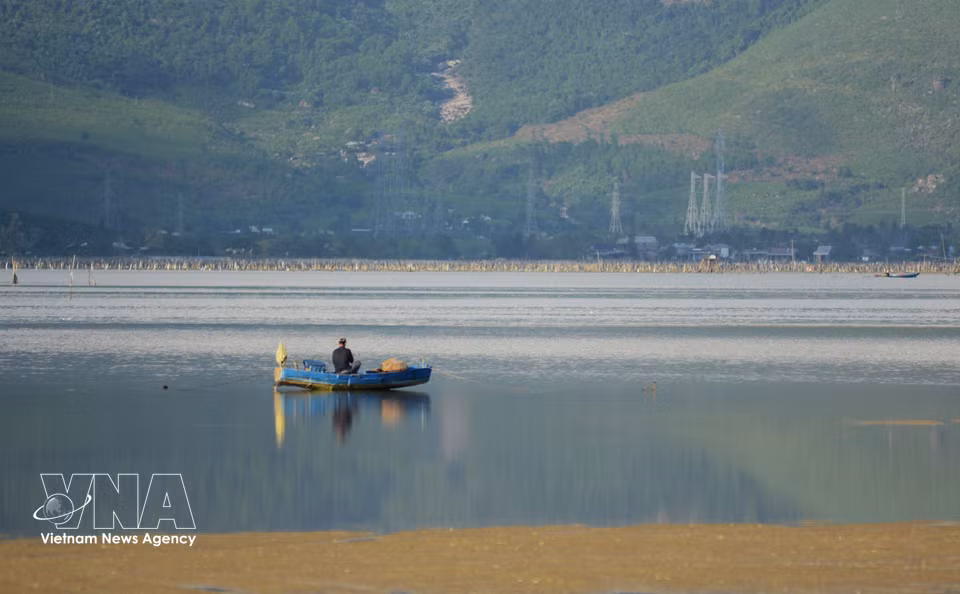 立安潟湖上的生活景象，勾勒出一幅人与自然和谐共生的生动画卷。图自 越通社