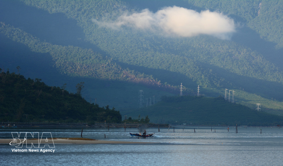 立安潟湖景色随时光流转不断变幻，呈现出静谧与壮丽并存的自然风貌。图自 越通社