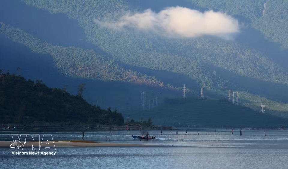 立安潟湖景色随时光流转不断变幻，呈现出静谧与壮丽并存的自然风貌。图自 越通社