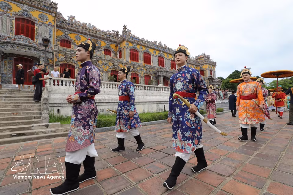 巡游现场再现阮朝御驾巡行盛景，为顺化皇城增添浓厚的历史文化氛围。图自 越通社