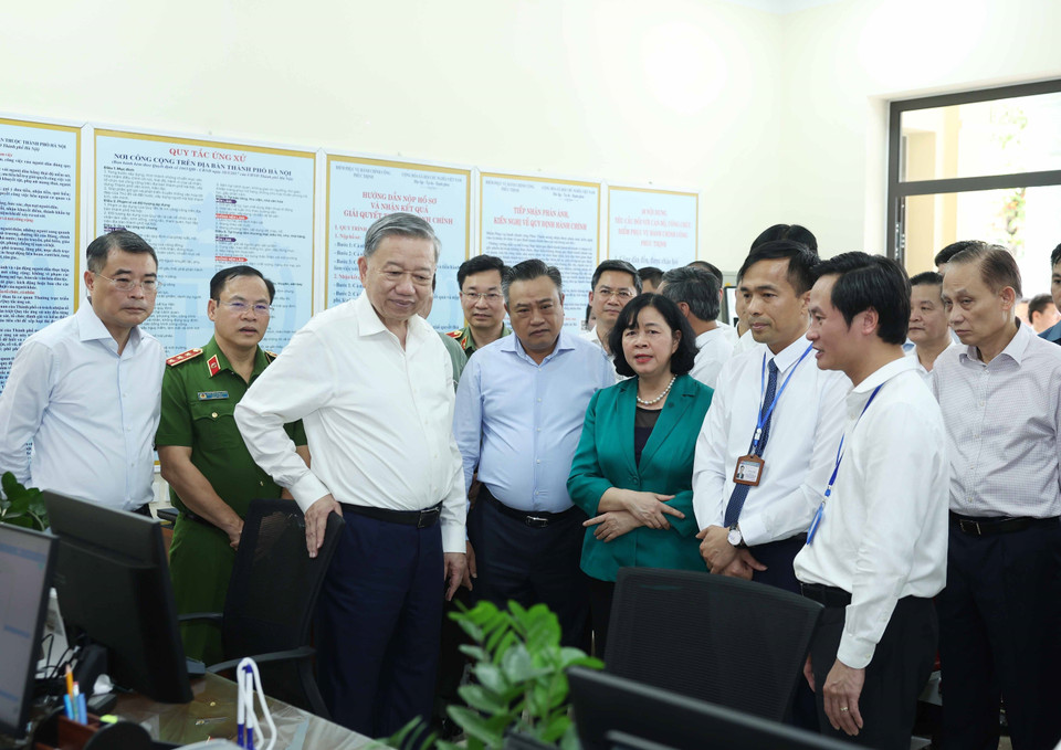 越共中央总书记苏林视察福盛乡公共行政服务中心运行情况。图自 越通社