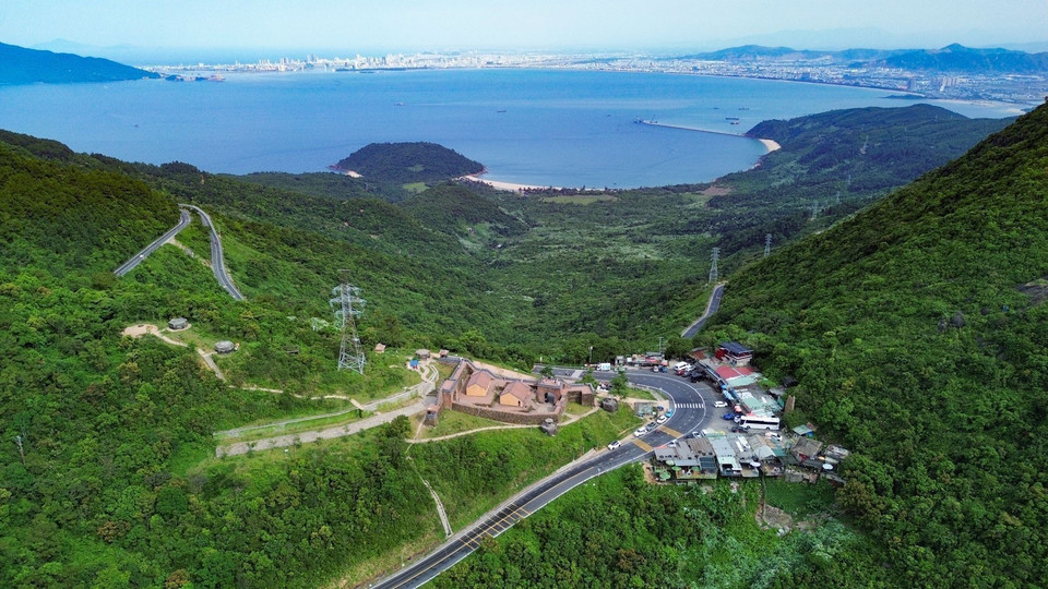 登上海云关放眼望去，岘港湾美景尽收眼底。图自 越通社