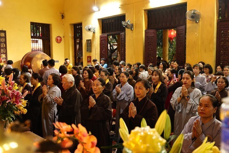 僧尼与佛子齐诵经文,祈愿国家迈入新的发展阶段,诸事圆满吉祥。图自 越通社