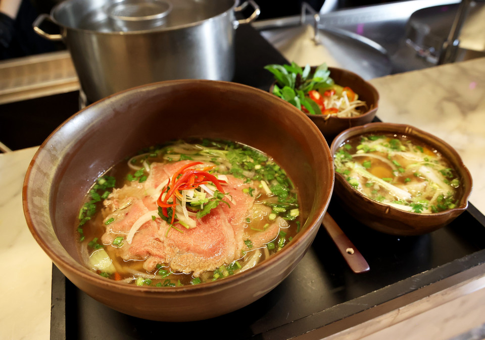 “摩天河粉”（Landmark81河粉）搭配单独盛放在小碗中的温泉蛋。图自 越通社