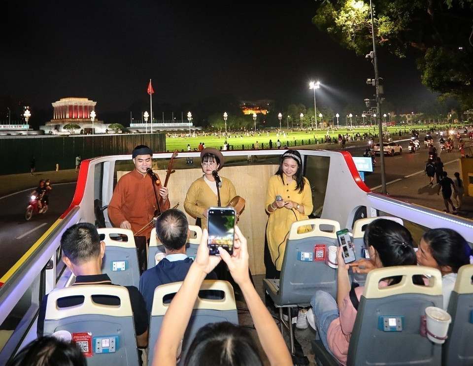 “巴士上盲人曲演唱”经过胡志明陵。图自越通社