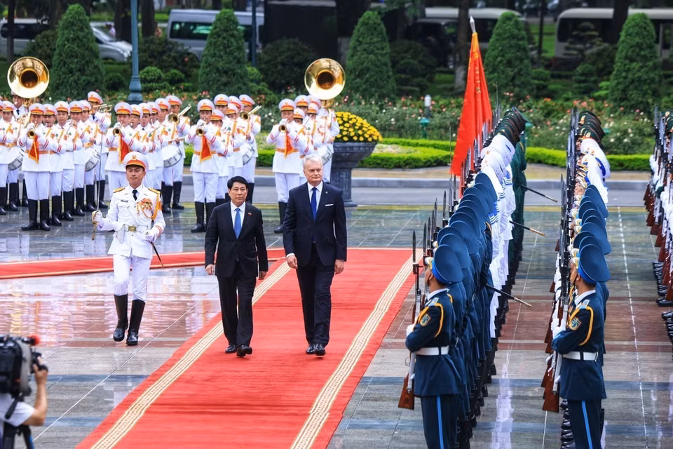 国家主席梁强与立陶宛共和国总统吉塔纳斯·瑙塞达共同检阅越南人民军仪仗队。图自 越通社