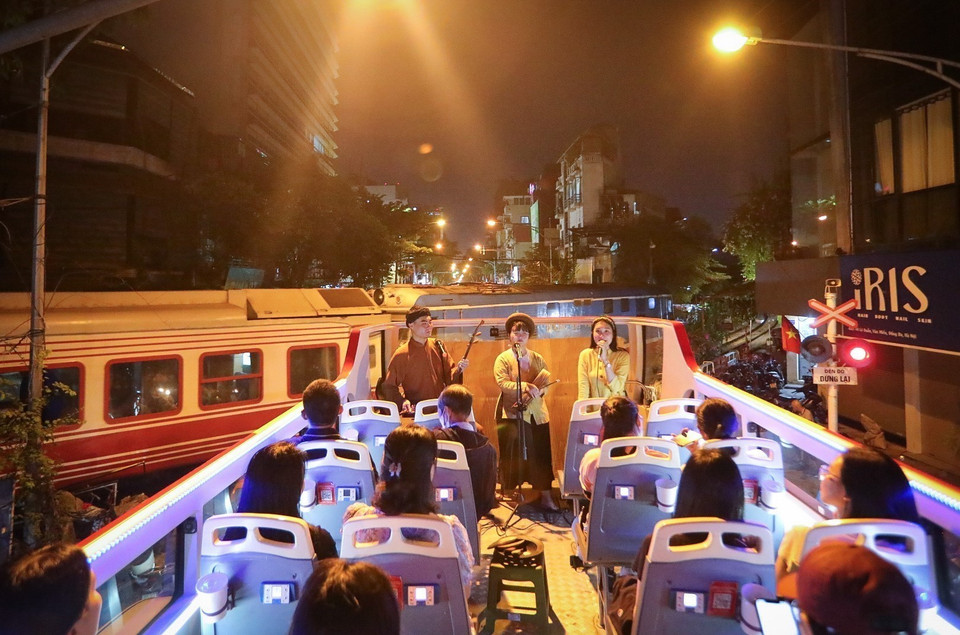 电车内盲人曲演唱景象在观光巴士上重演，唤起人们对昔日空间的记忆，从而让当今的年轻人对越南民族传统艺术更加了解。图自越通社