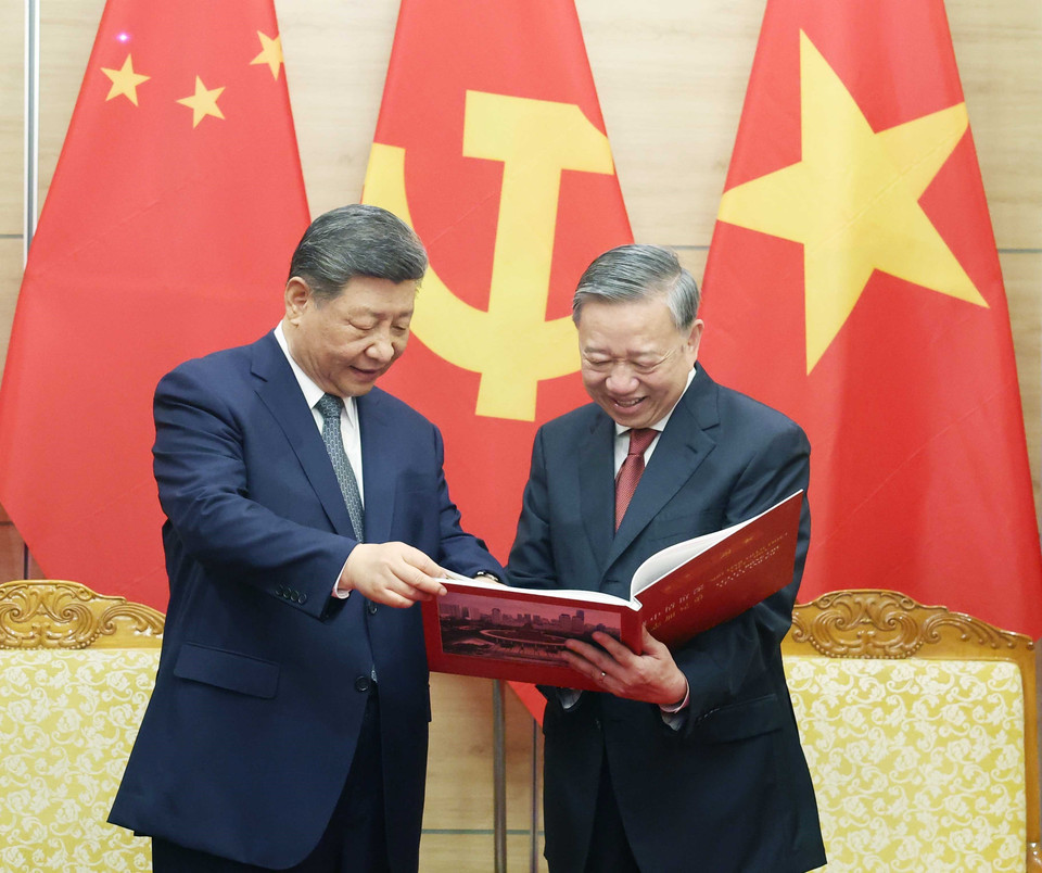 越共中央总书记苏林向中共中央总书记、国家主席习近平赠送由越通社精心编撰的图片集，收录了习近平同志自2011年至今五次访问越南期间的精彩瞬间与珍贵画面。图自 越通社