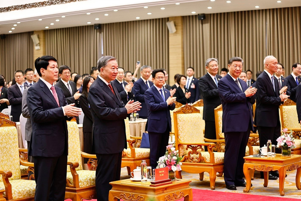 越共中央总书记苏林，国家主席梁强与中共中央总书记、国家主席习近平一同出席中越人民联欢。图自 越通社