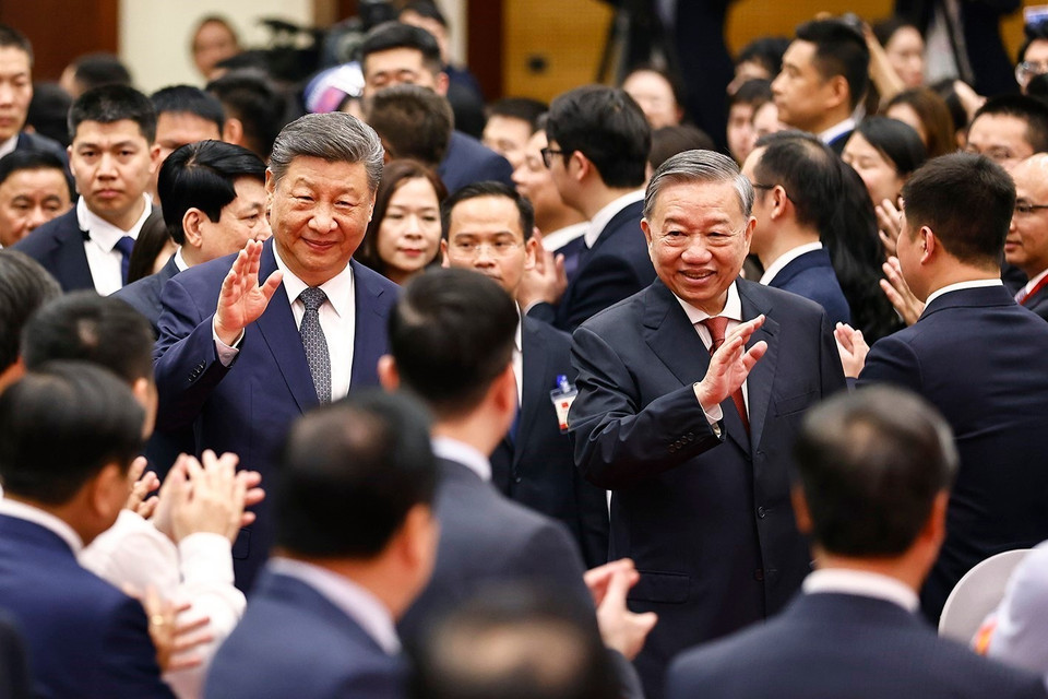 越共中央总书记苏林，国家主席梁强与中共中央总书记、国家主席习近平一同出席中越人民联欢。图自 越通社