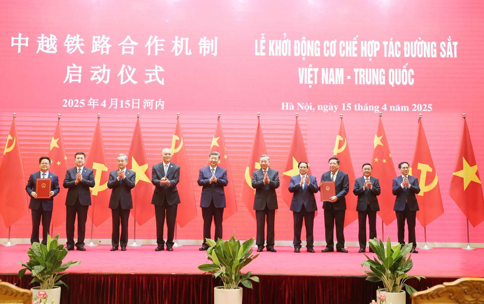 越共中央总书记苏林与中共中央总书记、国家主席习近平以及两国代表共同出席并见证中越铁路合作机制启动仪式。图自 越通社
