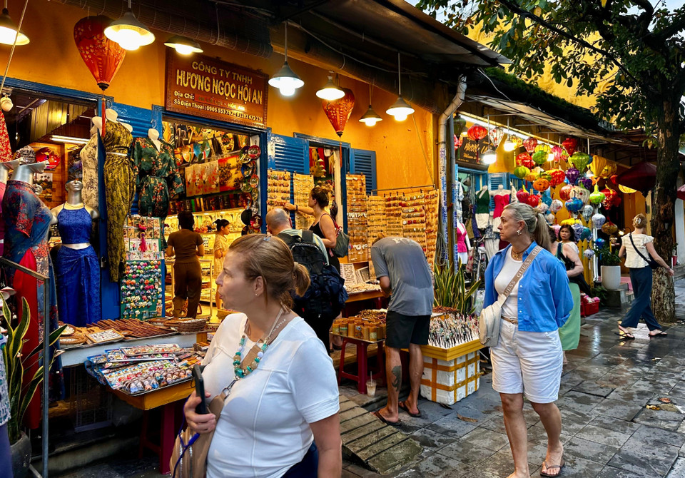 会安古镇多条街区重新开门迎客,吸引游客参观购物。图自 越通社