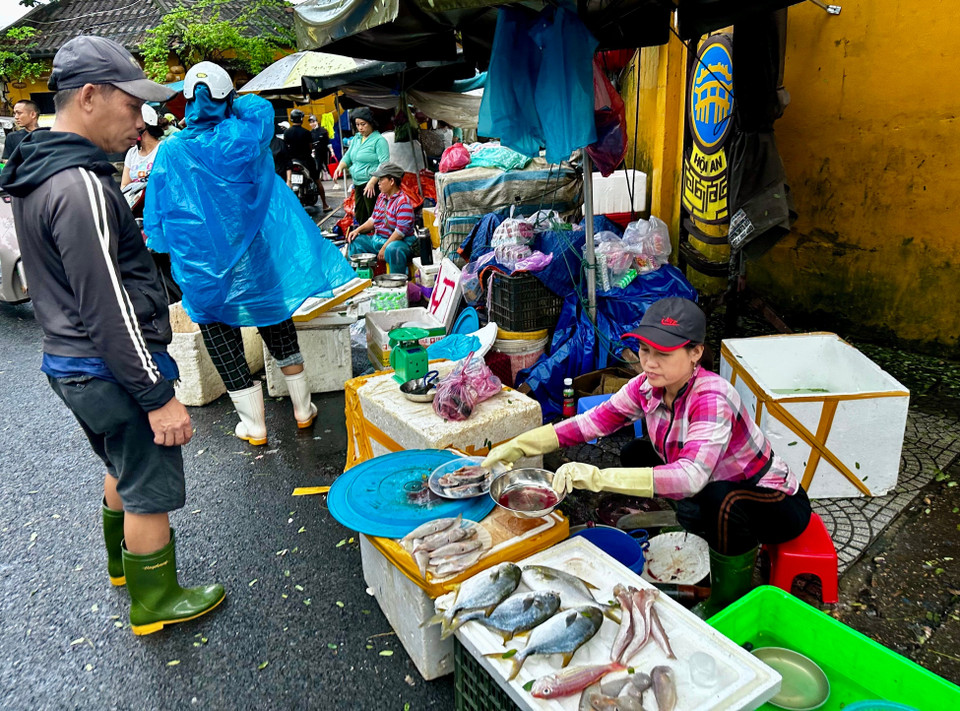 会安古镇小贩恢复营业,保障居民生活供应。图自 越通社