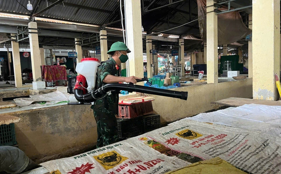 军队力量在校园和公共场所实施环境消杀，防止灾后疫情滋生。图自 越通社