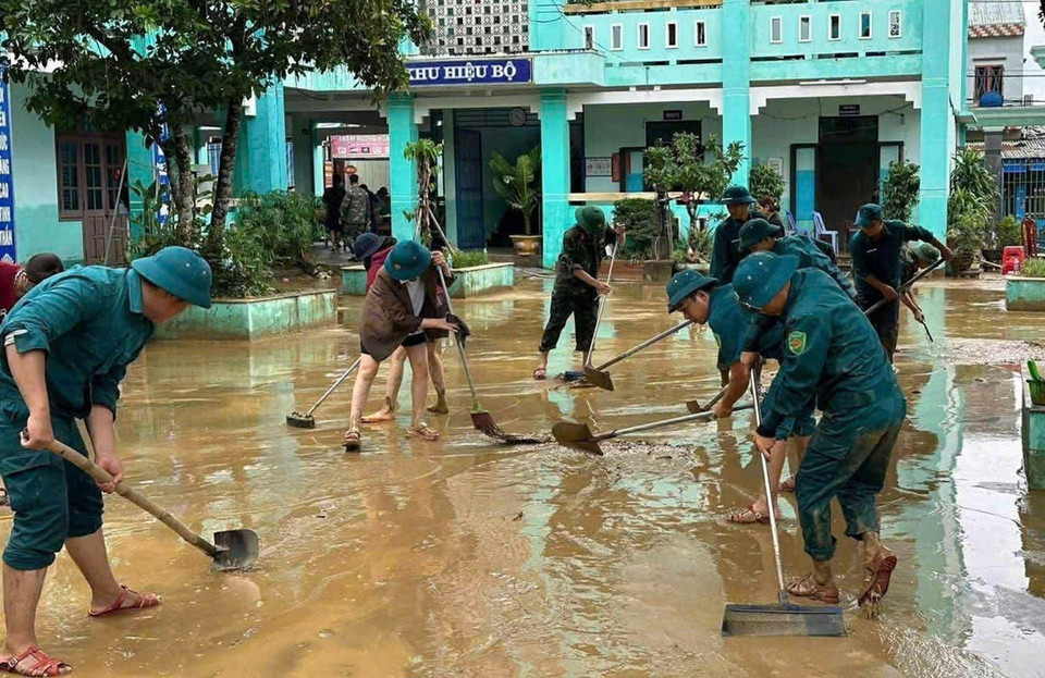 军队力量协助群众开展灾后环境清理。图自 越通社