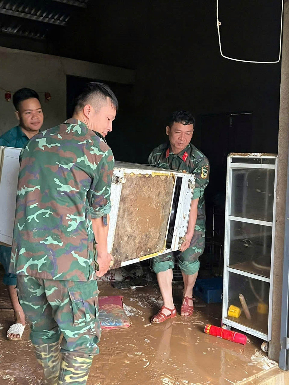 部队力量协助岘港市石美乡群众开展灾后恢复工作。图自 越通社